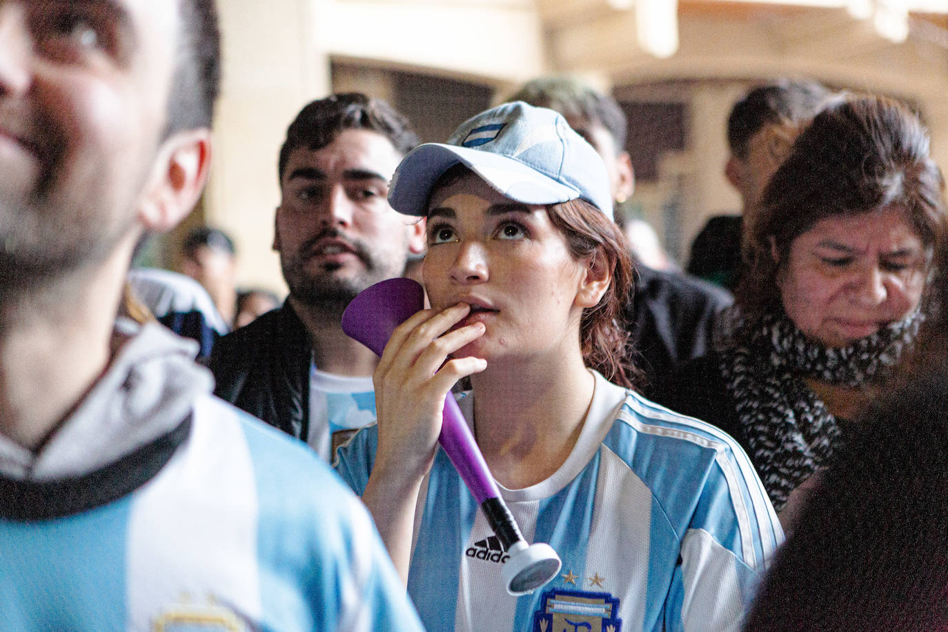 Fotos: La afición argentina, a ritmo de batucada en Donostia