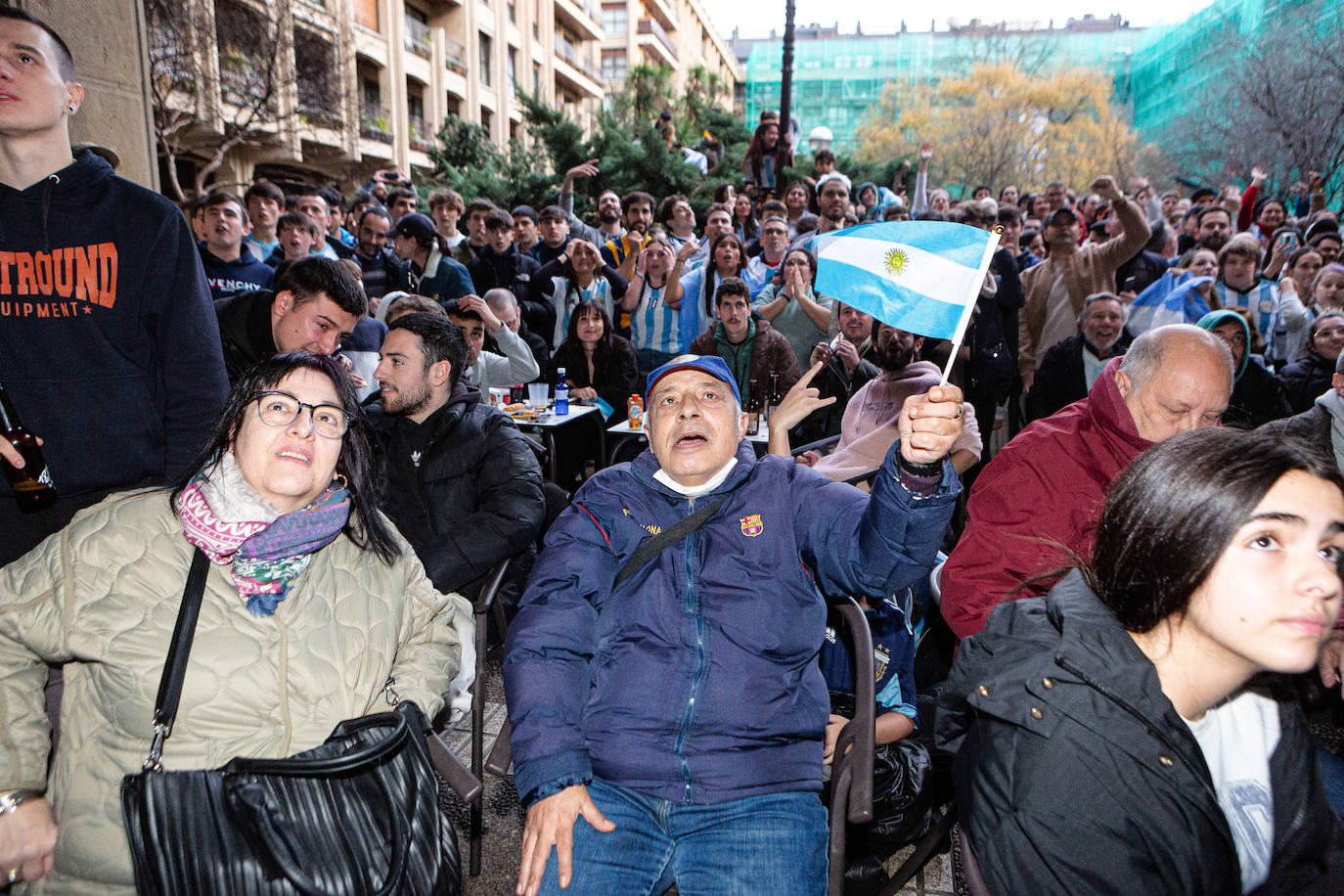 Fotos: La afición argentina, a ritmo de batucada en Donostia