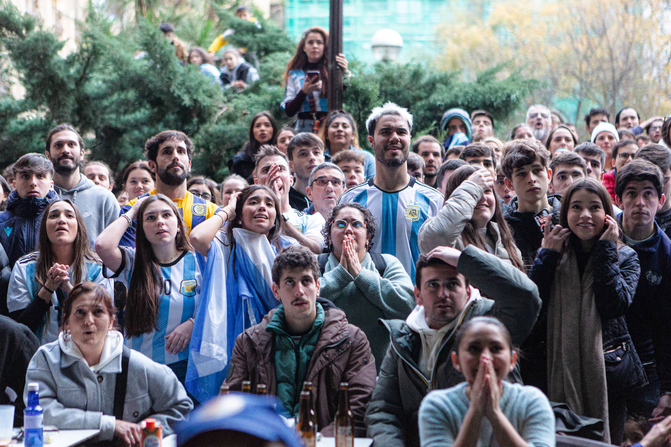 Fotos: La afición argentina, a ritmo de batucada en Donostia