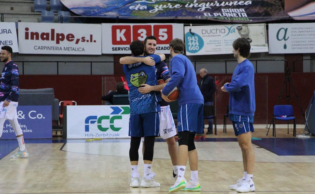 Joan Pardina ha saludad a los jugadores del GBC antes del encuentro.