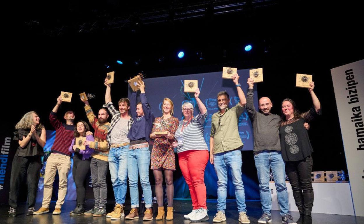 Los galardonados en la 15 edic´on del bbk mendi film bilbao-bizkaia el domingo en bilbao con sus trofeos