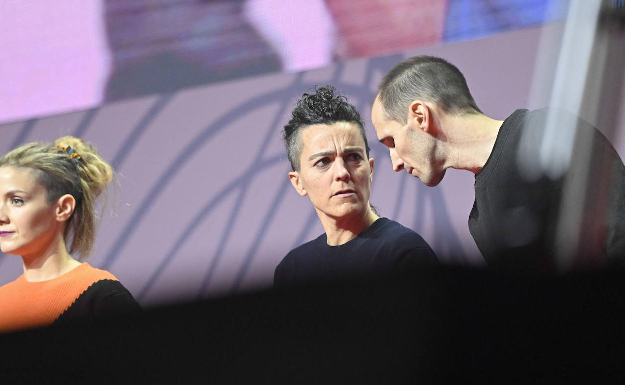 Mailen Lujanbio y Sustrai Colina realizan un comentario durante la final, con Alaia Martin de fondo.