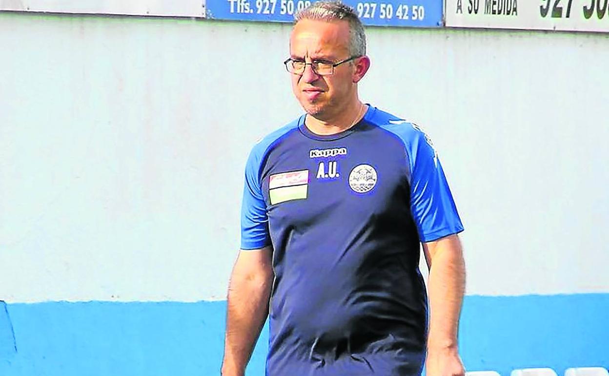 Alberto Urquía, entrenador del Coria.