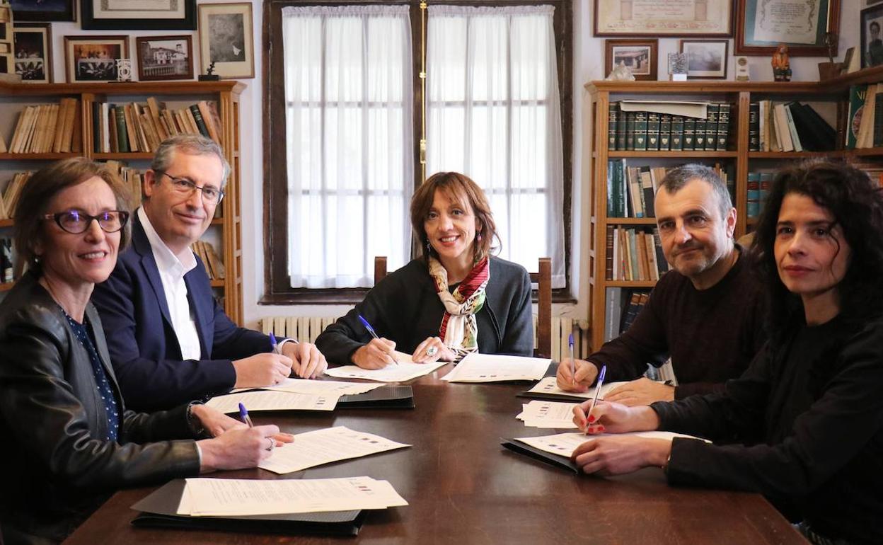 Ataungo Sara etxean sinatu da lankidetza hitzarmena. 