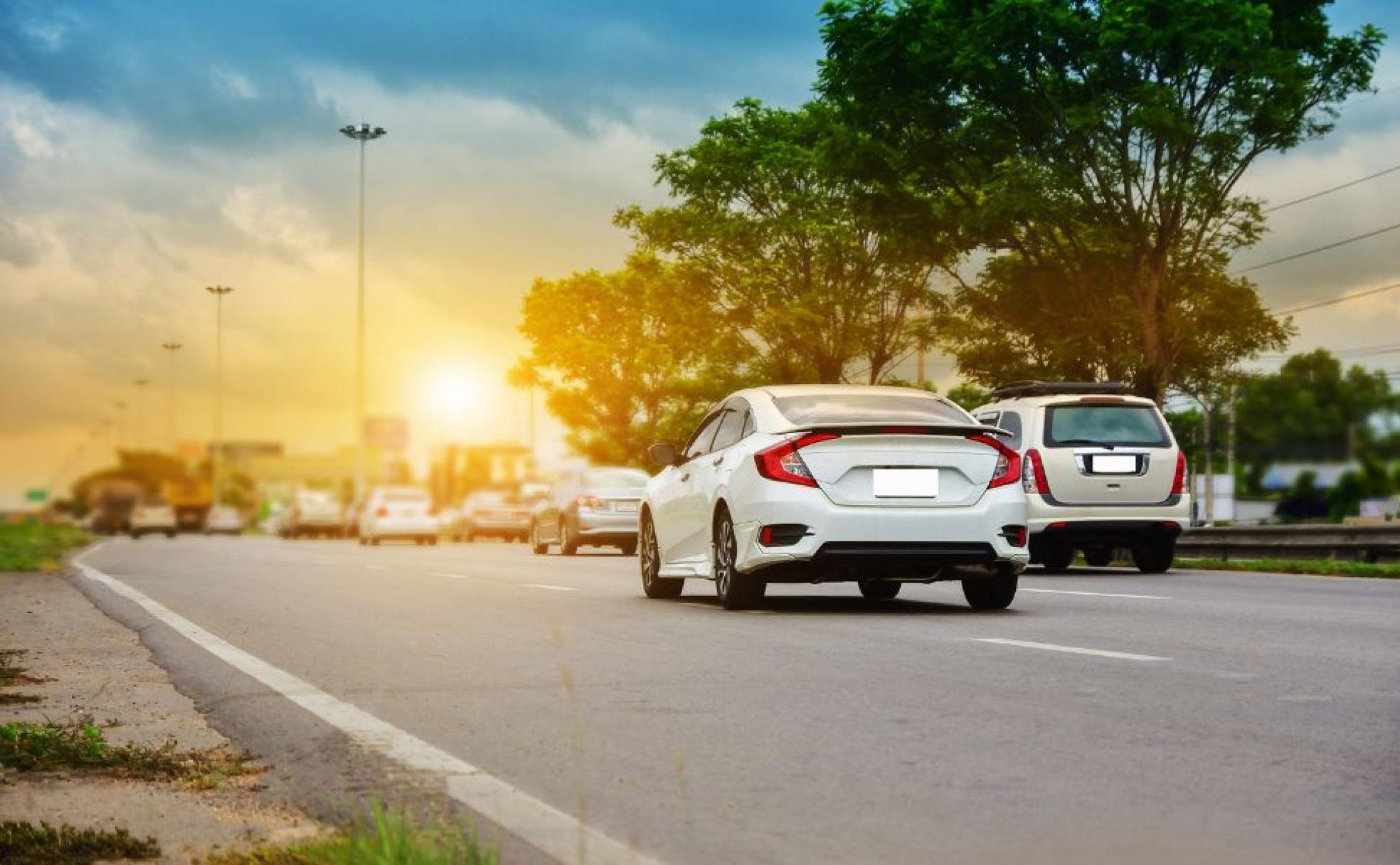 Varios vehículos circulan por una carretera repleta de tráfico