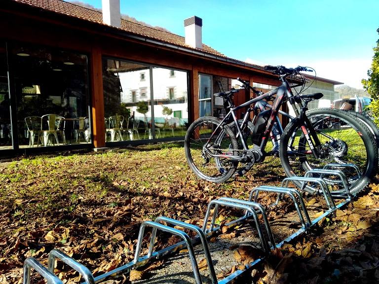 Eraikinak zerbitzu ugari biltzen ditu bere baitan. 