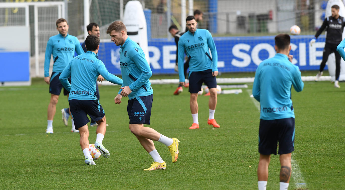 Fotos: Los realistas se ejercitan en Zubieta