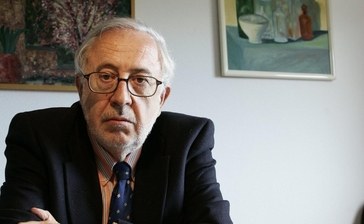 Juan José Solozábal, en su despacho de la Autónoma de Madrid. 