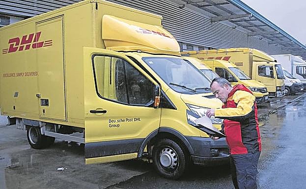 Imagen principal - El repartidor Ioritz Rojo, en distintas fases de su jornada. 