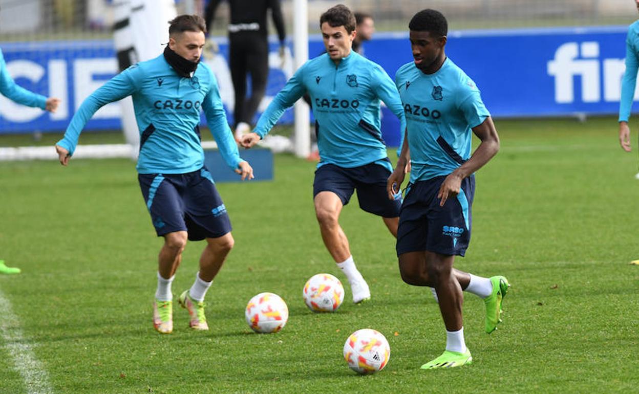 Cho, en primer plano. Detrás, Gorosabel y Guevara.