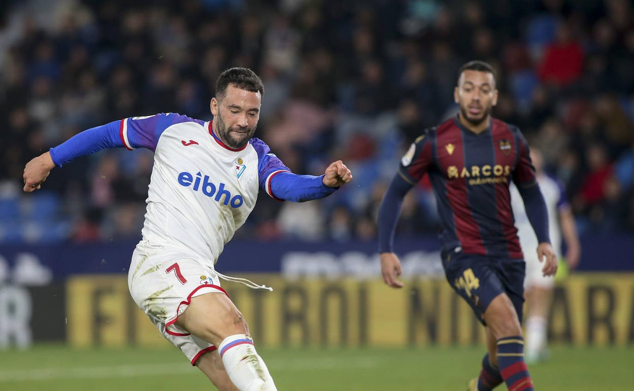 Edu Expósito chuta a puerta en el partido ante el Levante. 