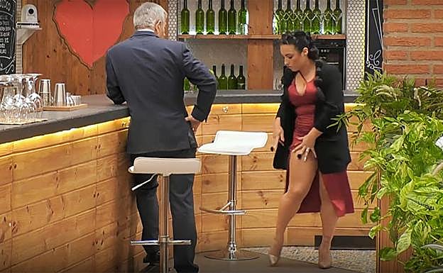 Andrea mostrando sus piernas a Carlos Sobera al inicio del programa.