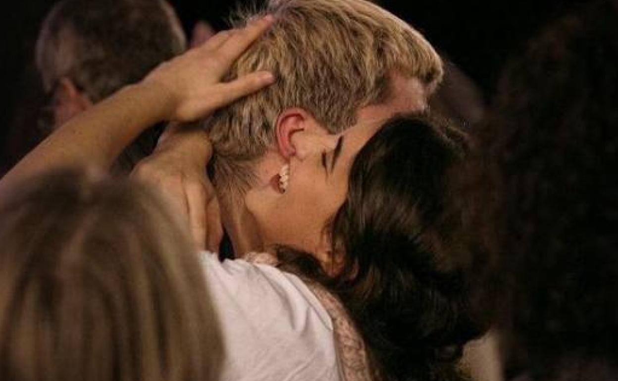 Izaro abraza al codirector, Ander Merino, tras el preestreno del documental en Tabakalera. 