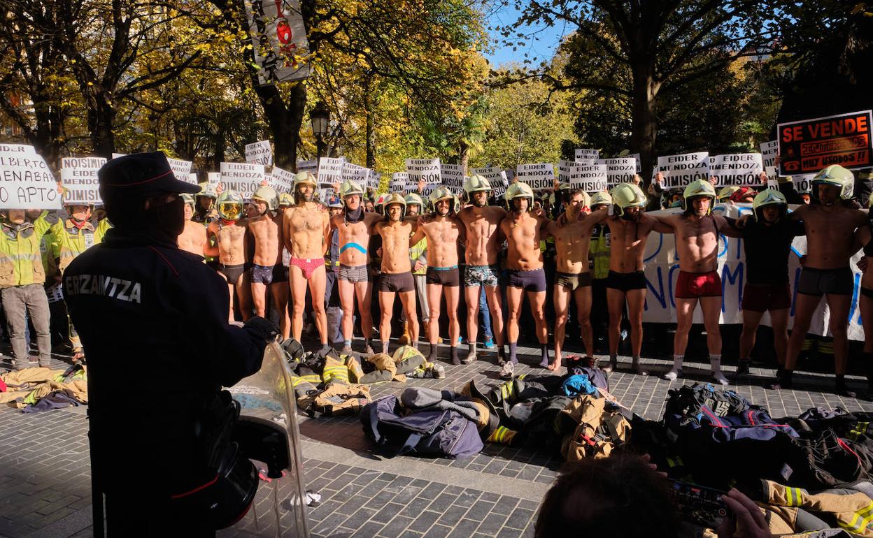 Protesta de los bomberos frente al edificio de la Diputación Foral de Gipuzkoa, en Donostia.