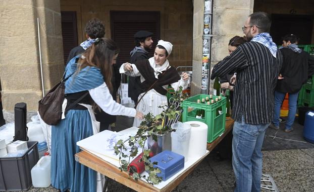 Galería. Donostia ya disfruta de la feria de San Sebastián. 