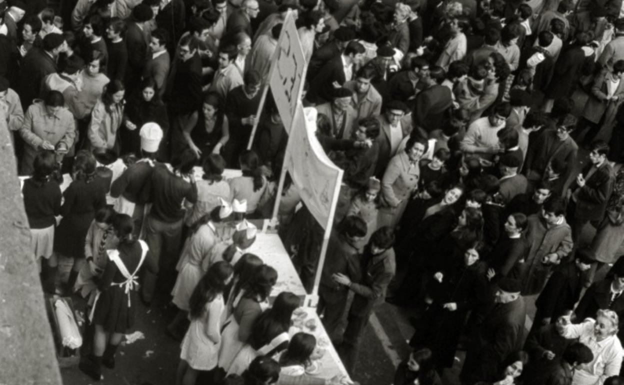 Puestos de chistorra montados por estudiantes en la plaza de la Constitución. 