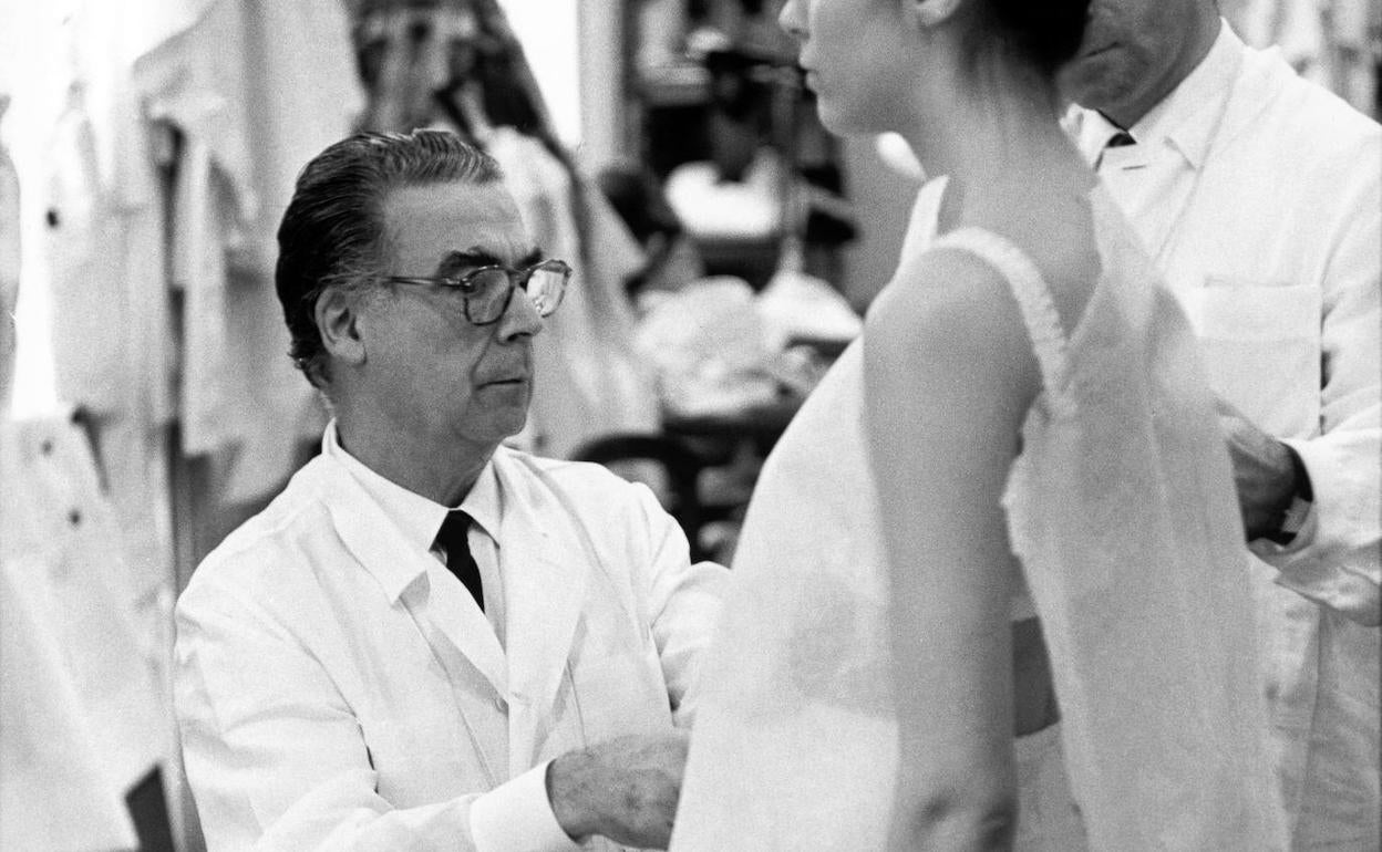 El modisto Cristóbal Balenciaga, trabajando en su taller.