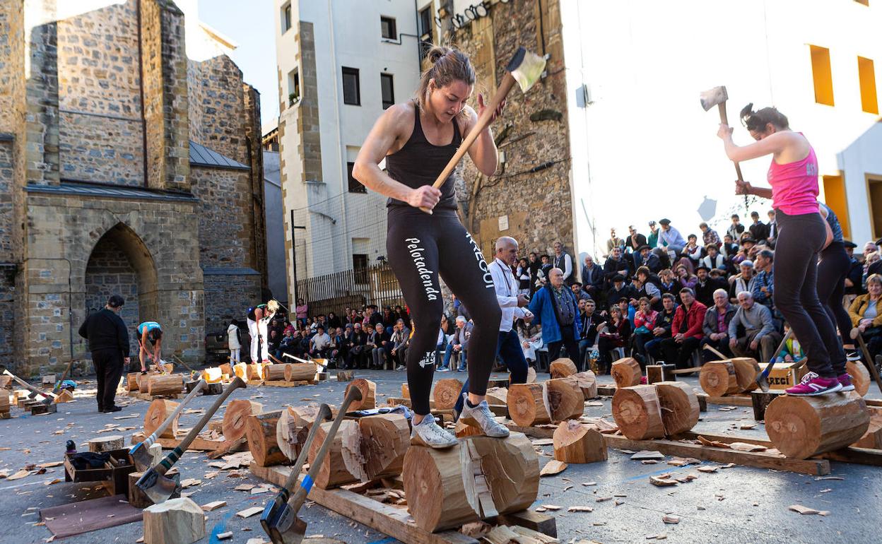 Nerea Arruti, en pleno esfuerzo con la aizkora este miércoles en la plaza de la Trinidad de Donostia. 