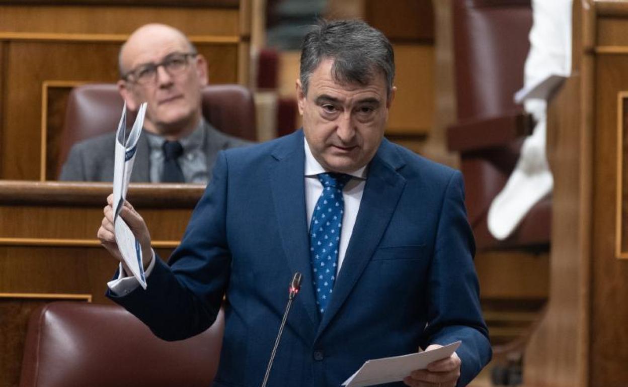 Los jeltzales proponen el derecho a decidir «pactado» y eliminar en la Constitución la inviolabilidad del Rey