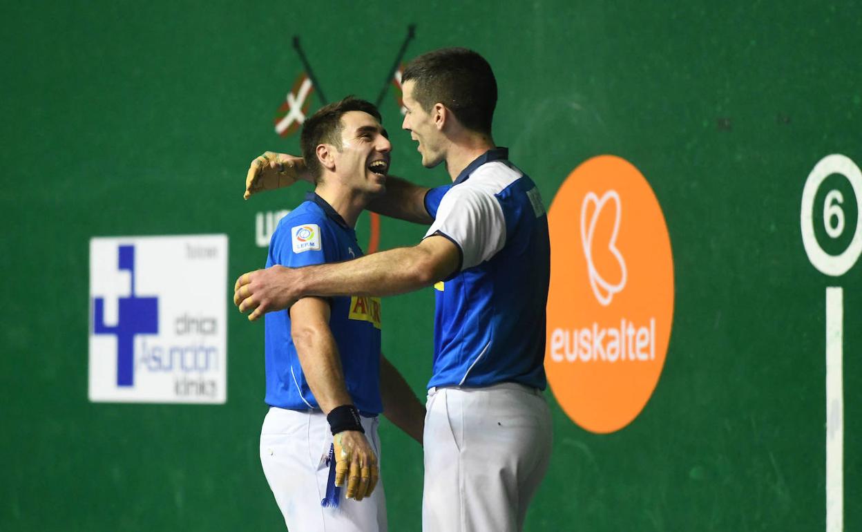 Peio Etxeberria y Beñat Rezusta se abrazan. 