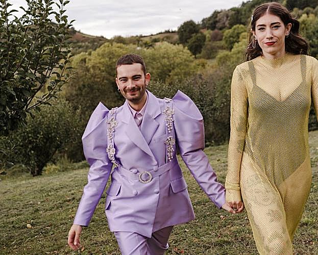 Javi pasea de la mano de Udane, una de sus mejores amigas