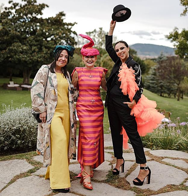 En el centro, la diseñadora de tocados y pamelas Anita Ribbon. A la derecha, la modista Alicia Rueda.