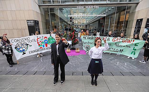 Imagen de la performance de protesta de hoy en el Mercado de San Martín de Donostia. 