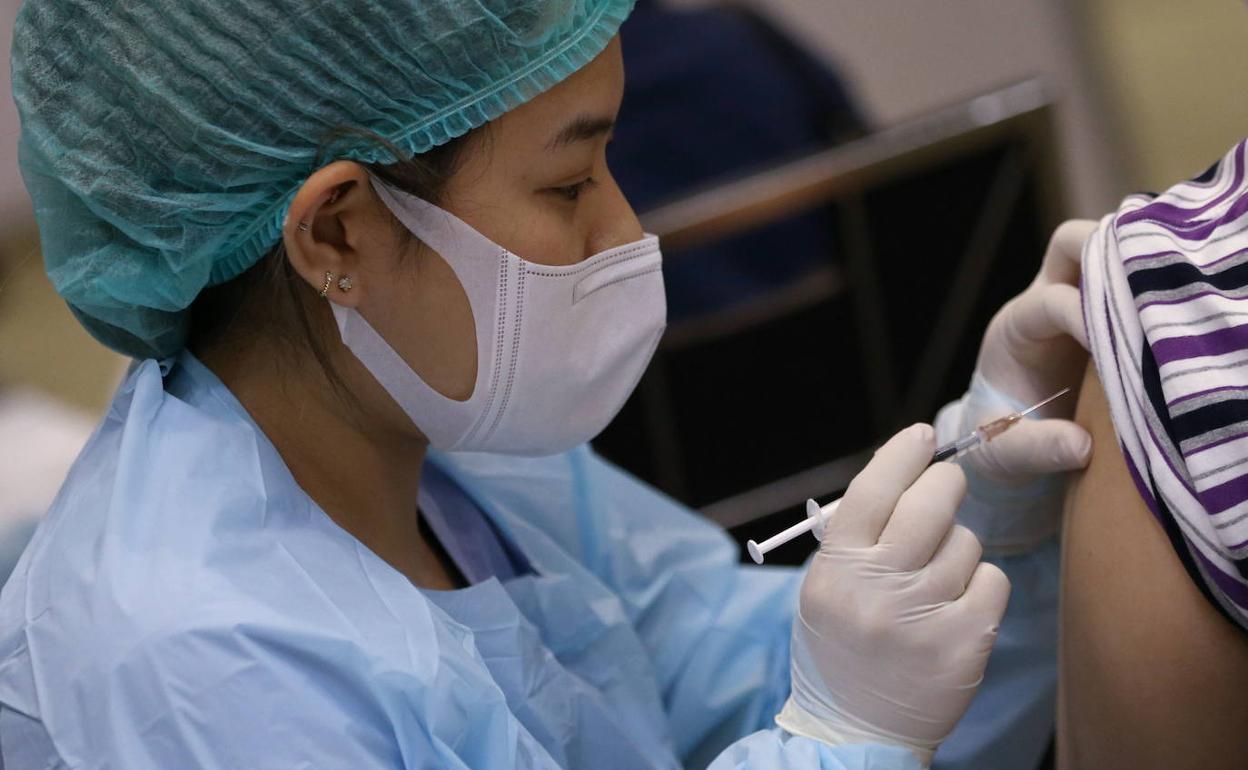 Una enfermera inocula una vacuna contra el coronavirus. 