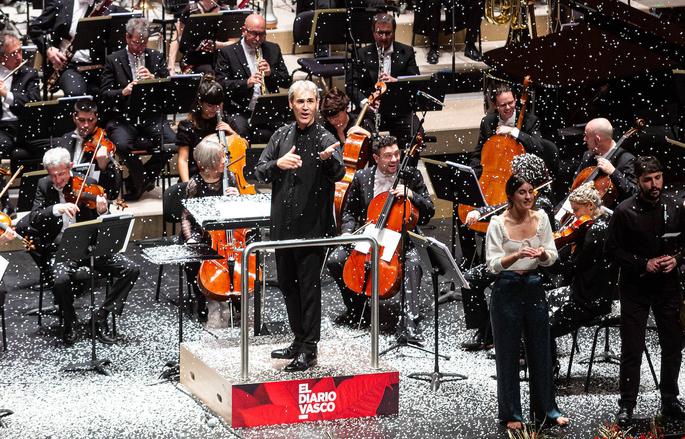 El maestro Juanjo Ocón dirigió un concierto que finalizó con ‘nieve’ de atrezzo sobre el escenario.