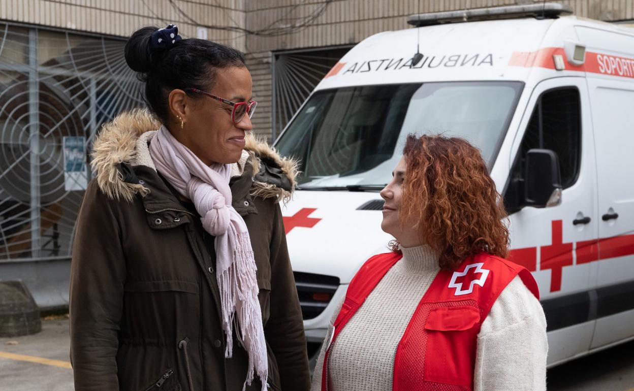 Fondo Isuri. Yaniursy, beneficiaria de las ayudas de pobreza energética, junto a Sonia, técnica de Cruz Roja. 