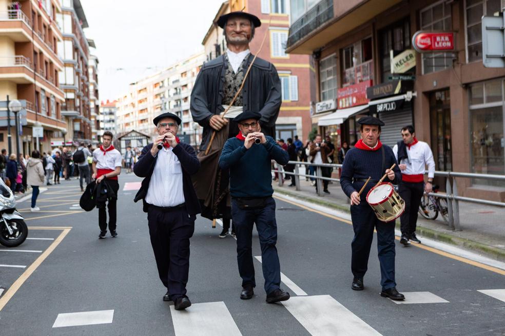 La Irungo Atsegiña participó por primera vez con sus gigantes baserritarras.