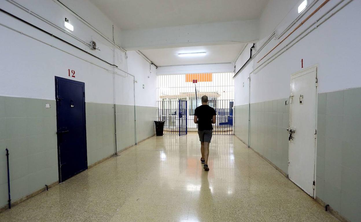 Un recluso camina por un pasillo de la cárcel de Martutene. 