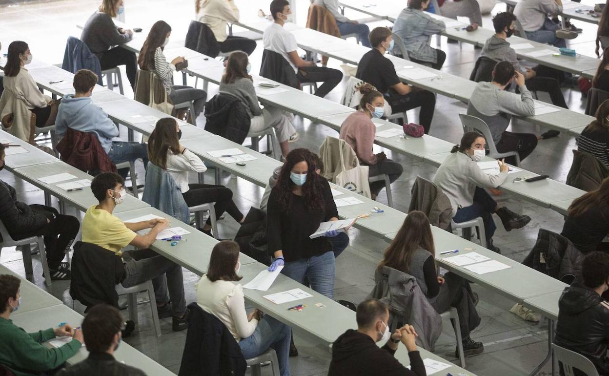 EAEz kanpoko deialdiek ez dute zerikusirik bertako azterketa jendetsuekin. 