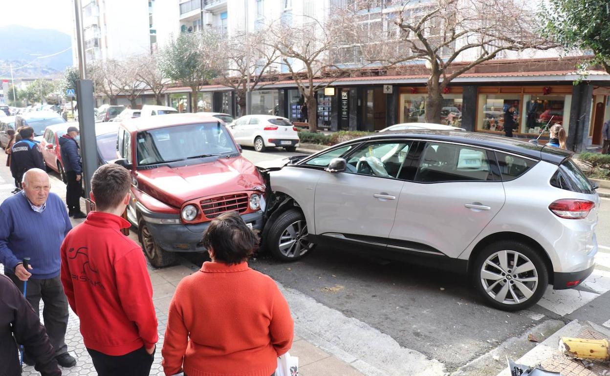 Lasarte-Oria: Un conductor indispuesto pierde el control de su vehículo en el centro de Lasarte-Oria