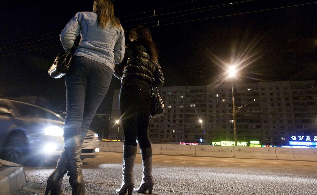 Dos prostitutas en un arcén. 