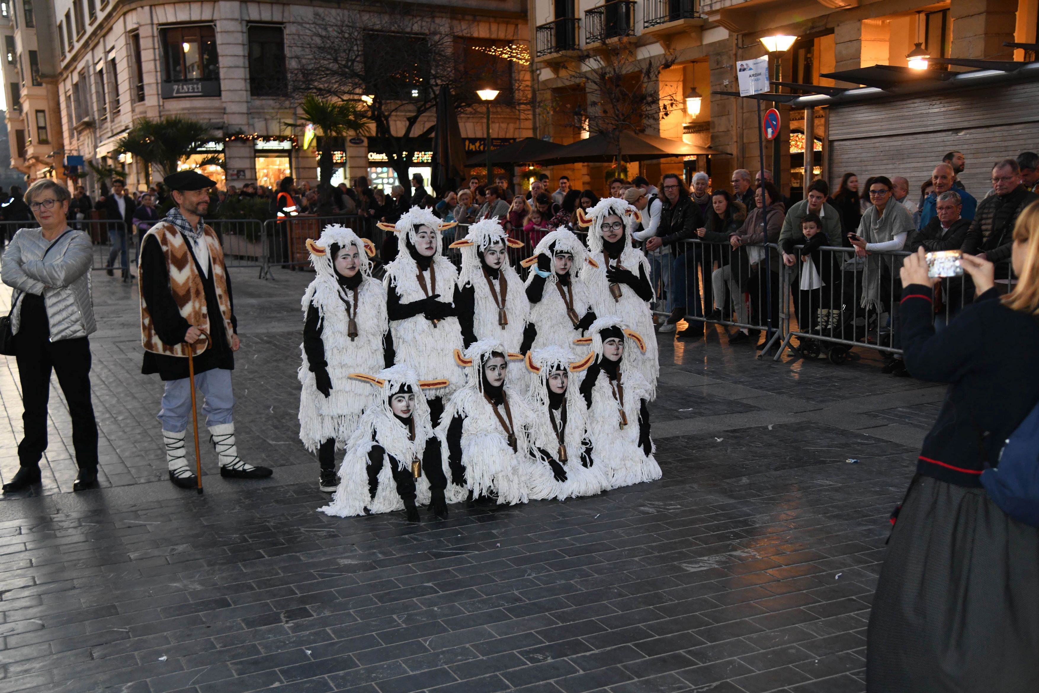 Olentzero y Mari Domingi, en el desfile de la tarde en Donostia.