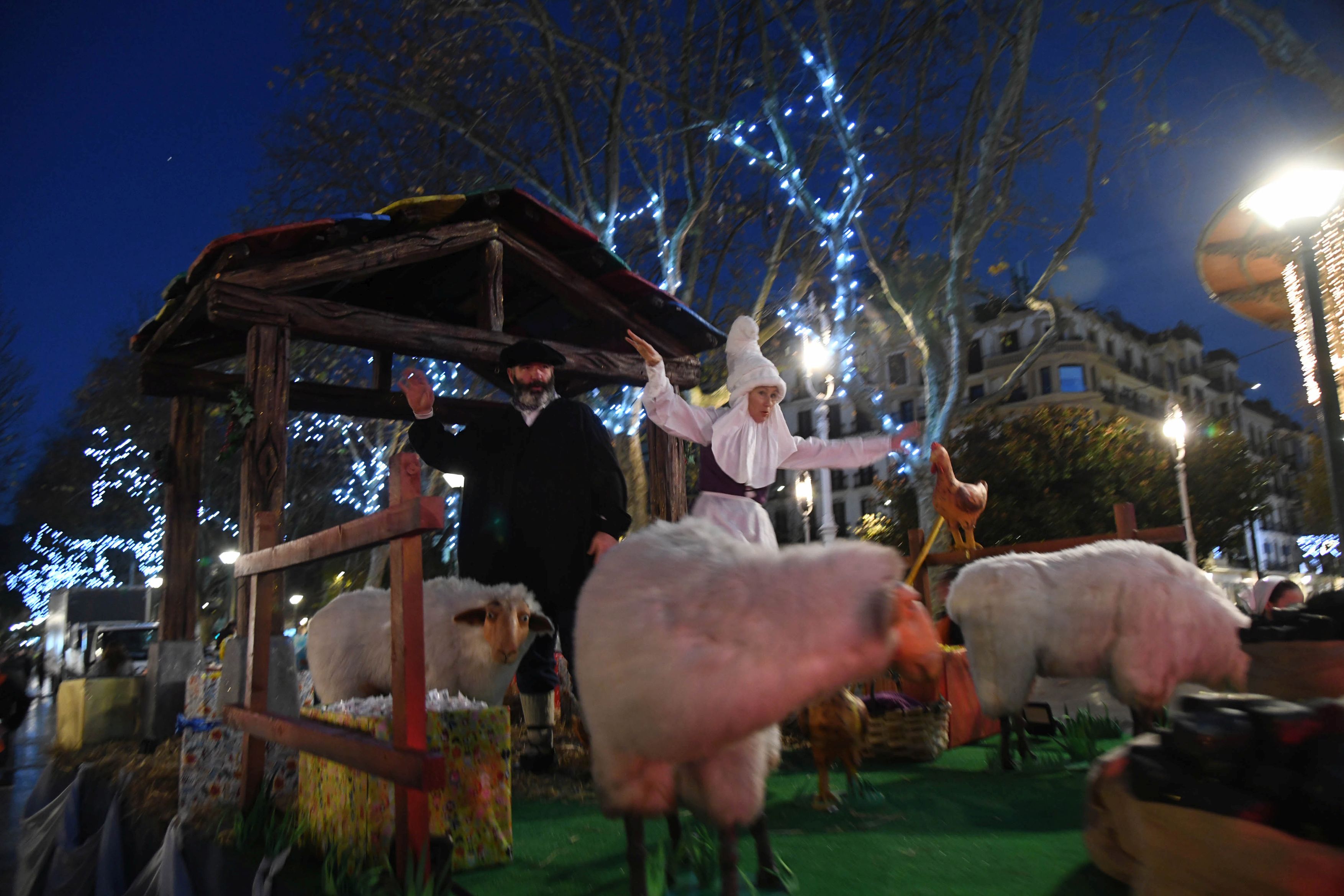 Olentzero y Mari Domingi, en el desfile de la tarde en Donostia.