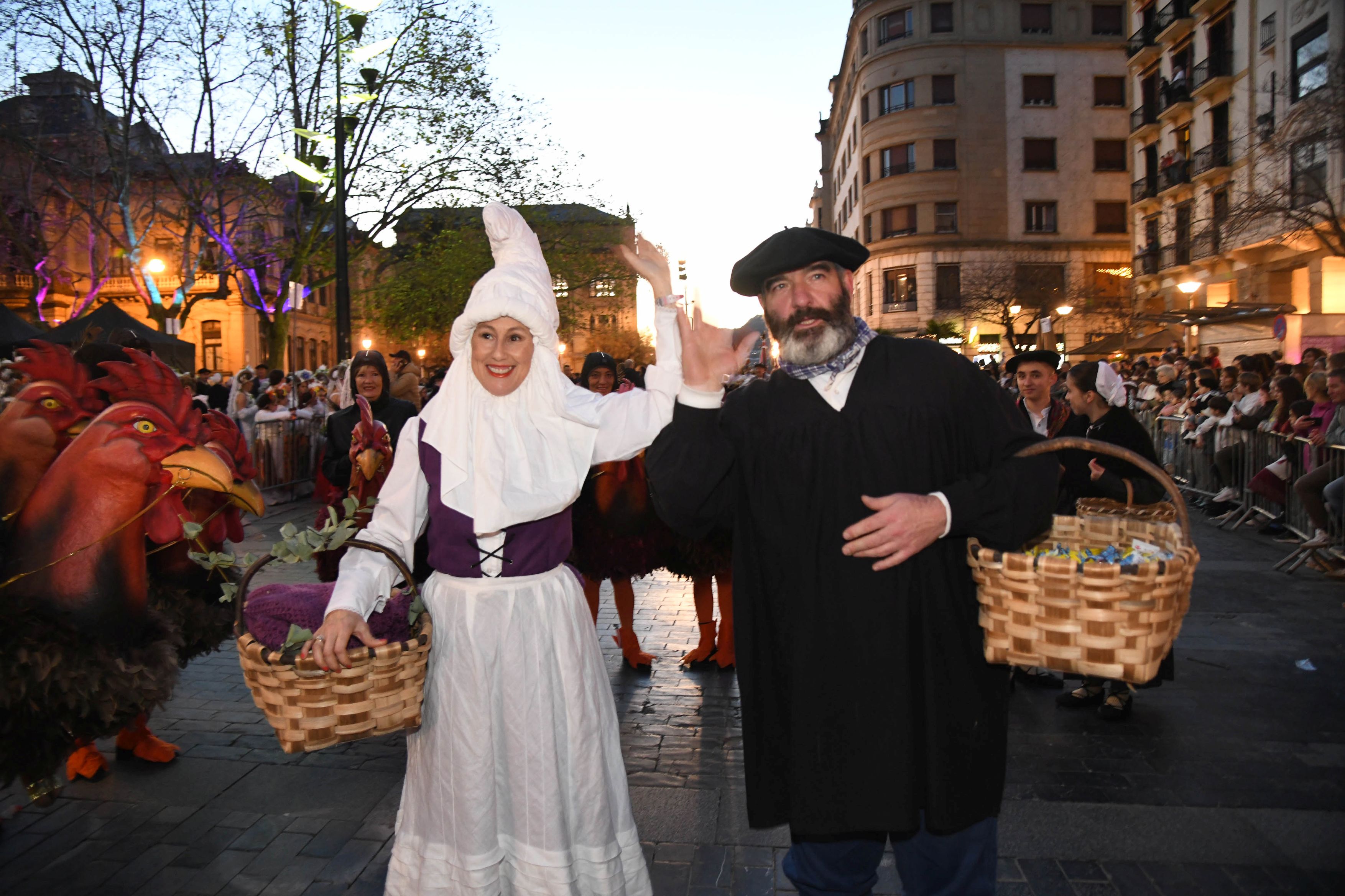 Olentzero y Mari Domingi, en el desfile de la tarde en Donostia.