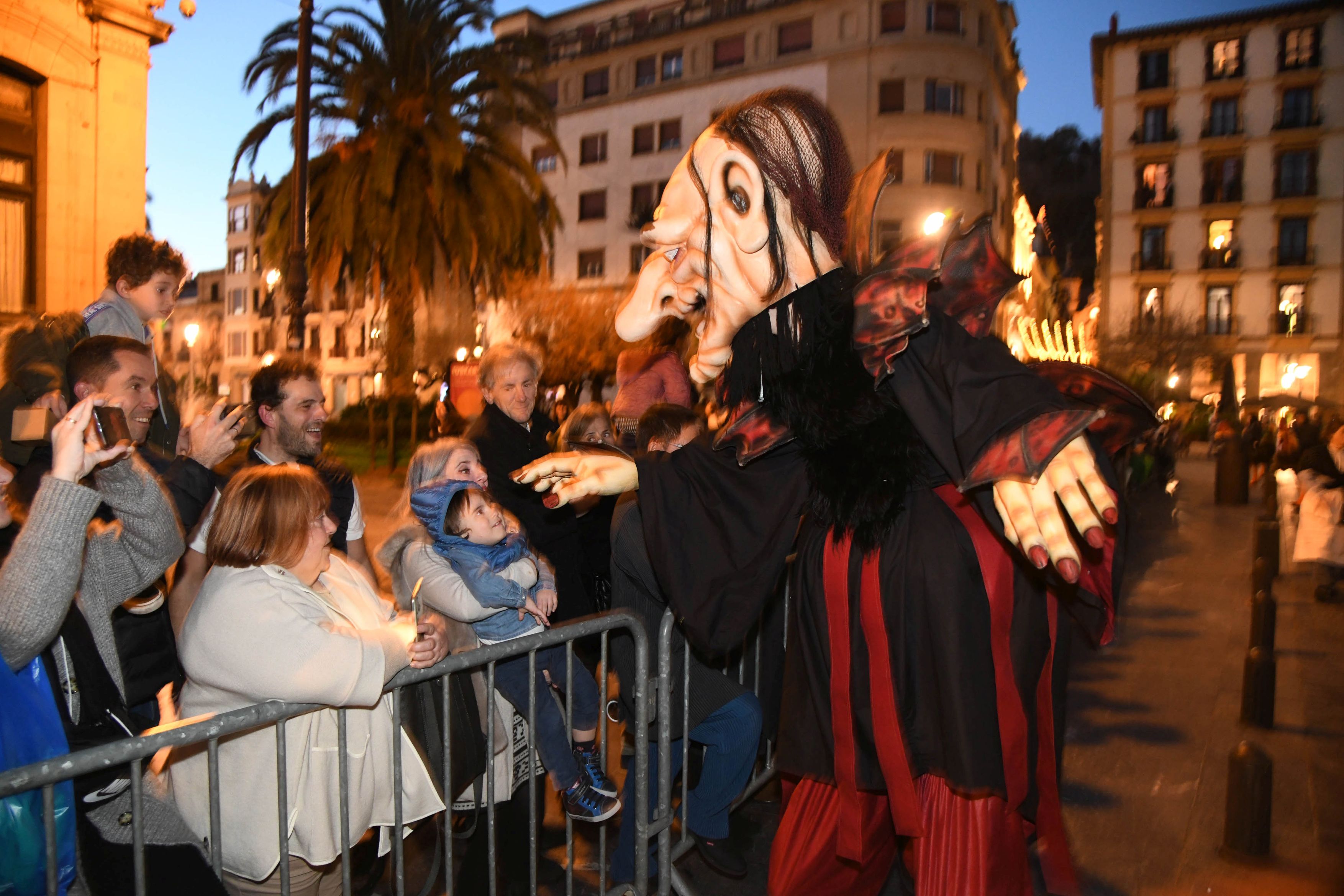 Olentzero y Mari Domingi, en el desfile de la tarde en Donostia.