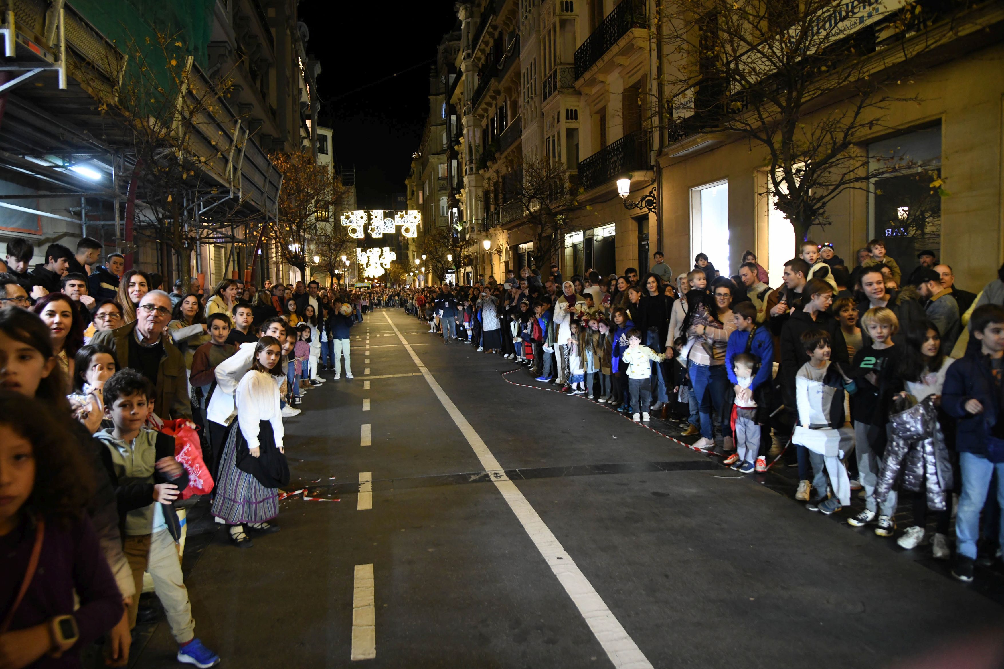 Olentzero y Mari Domingi, en el desfile de la tarde en Donostia.