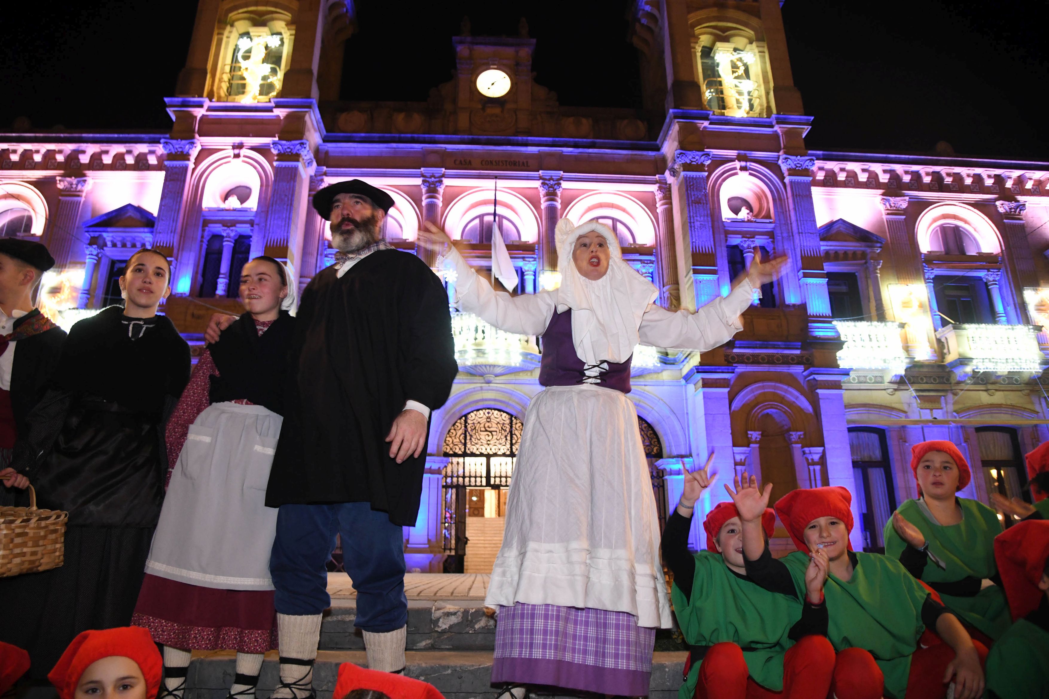 Olentzero y Mari Domingi, en el desfile de la tarde en Donostia.
