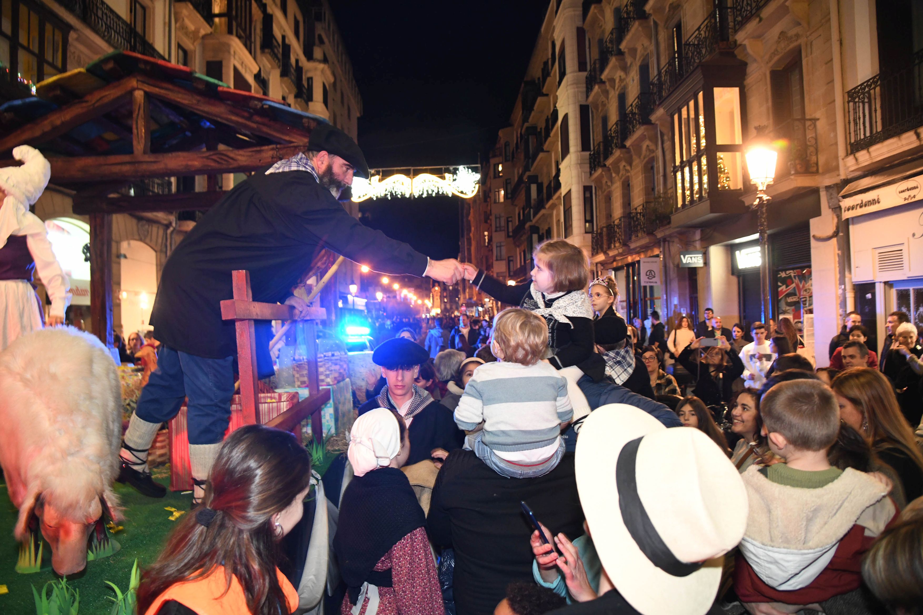 Olentzero y Mari Domingi, en el desfile de la tarde en Donostia.