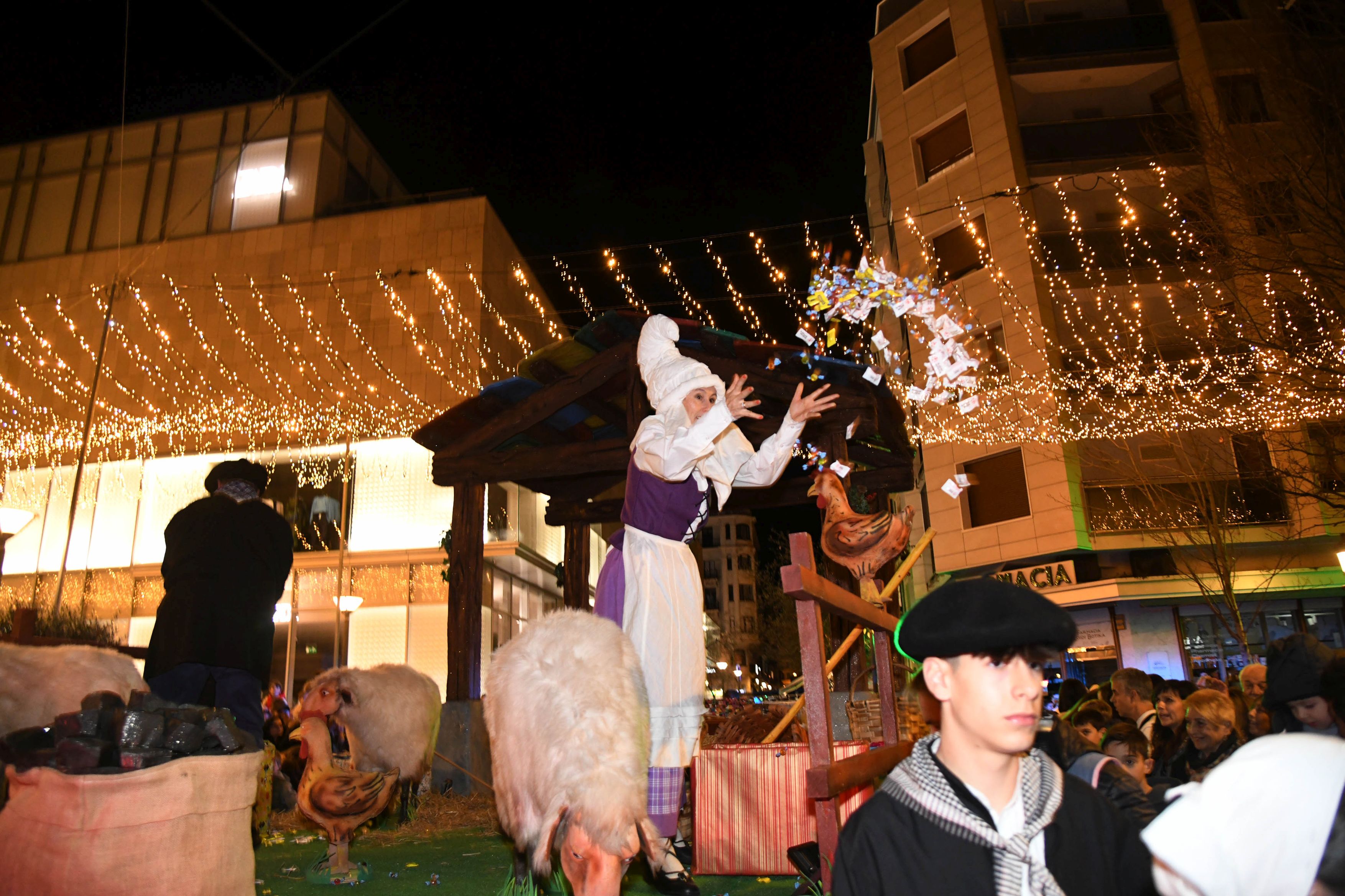 Olentzero y Mari Domingi, en el desfile de la tarde en Donostia.