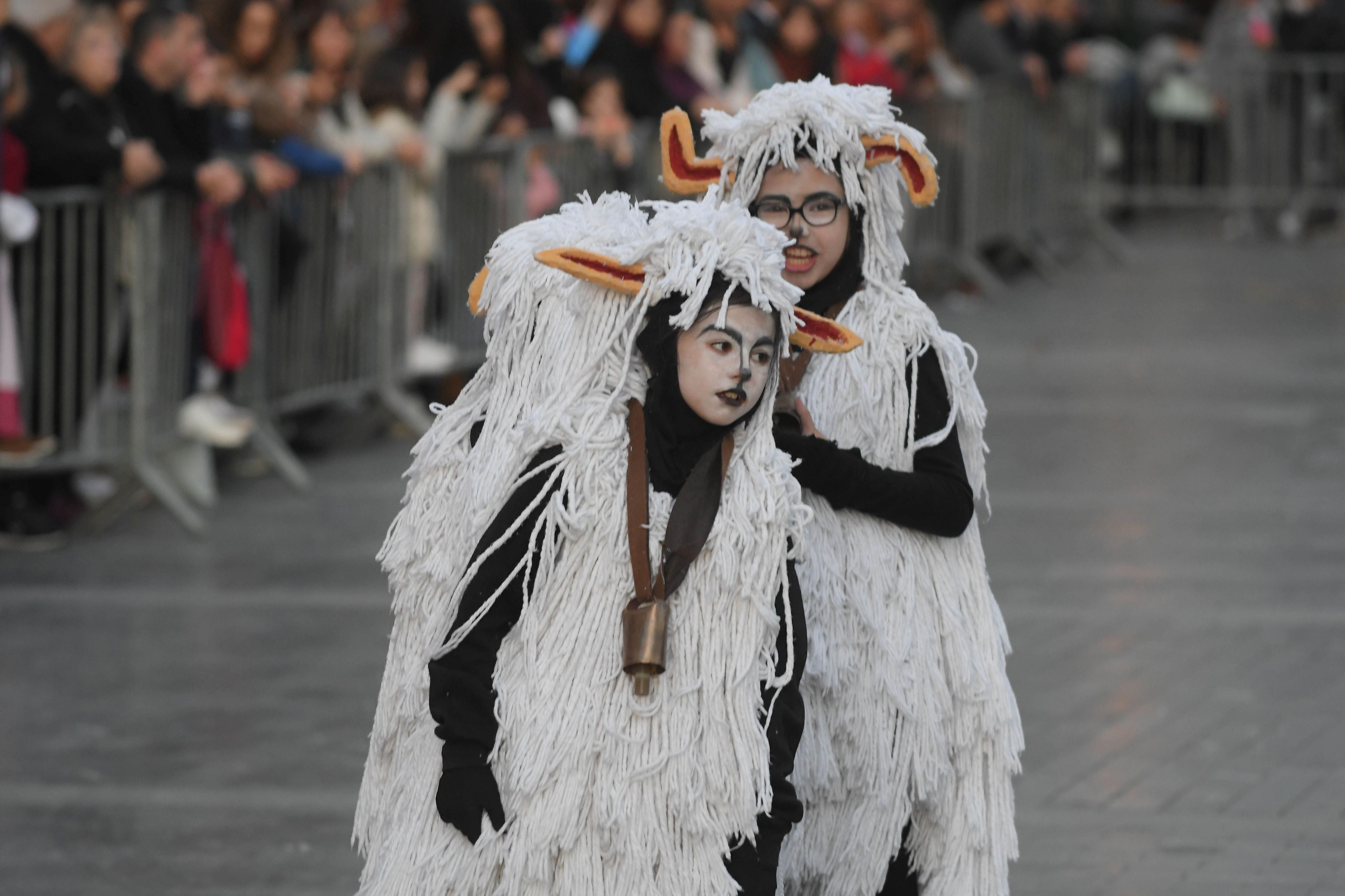 Olentzero y Mari Domingi, en el desfile de la tarde en Donostia.