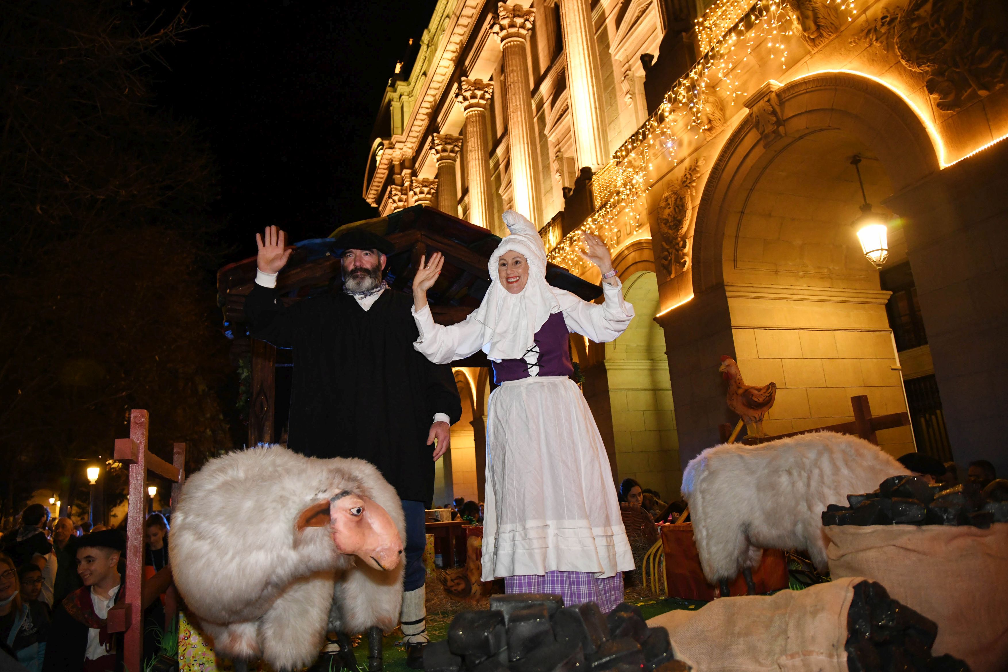 Olentzero y Mari Domingi, en el desfile de la tarde en Donostia.