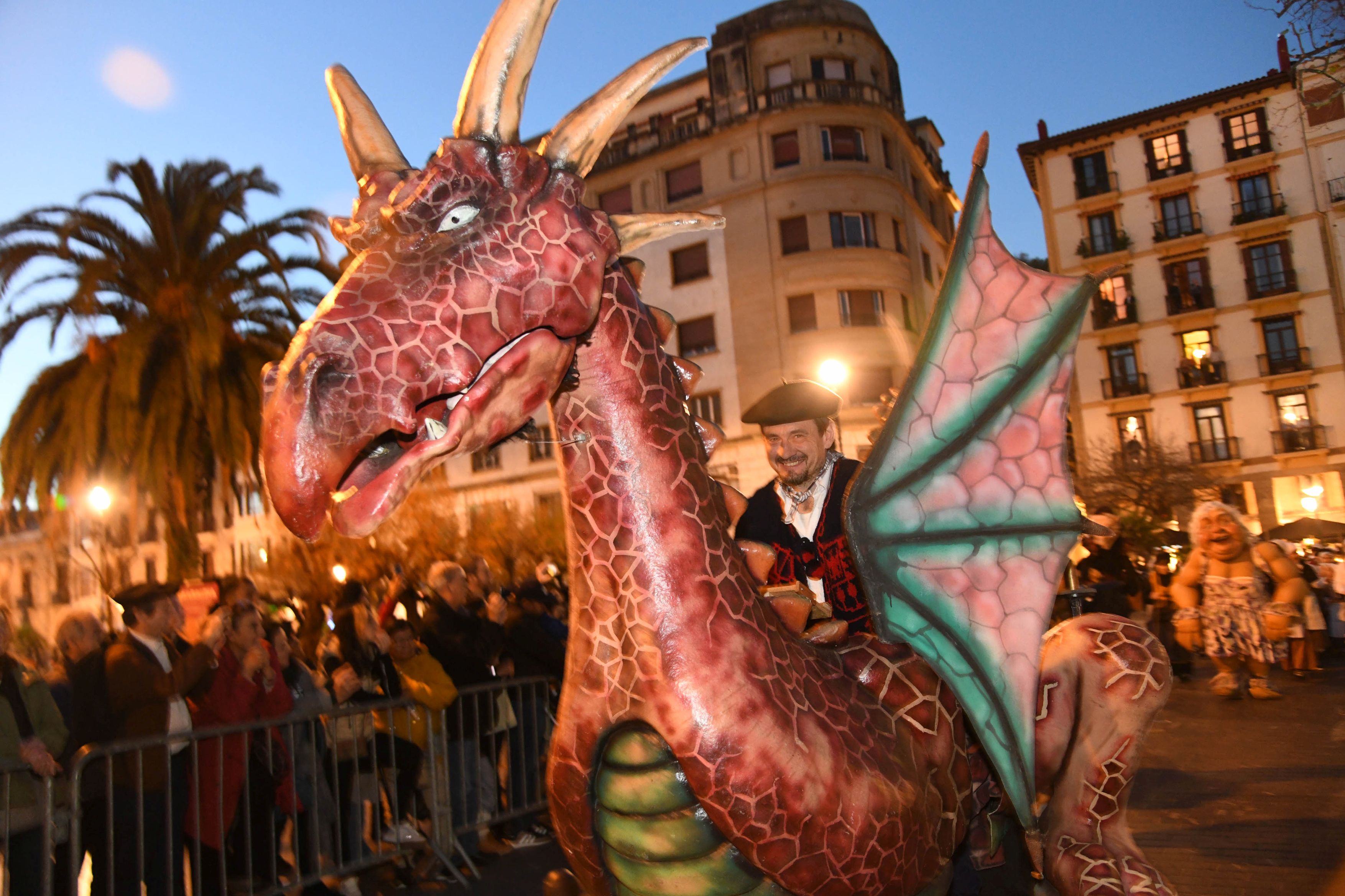 Olentzero y Mari Domingi, en el desfile de la tarde en Donostia.