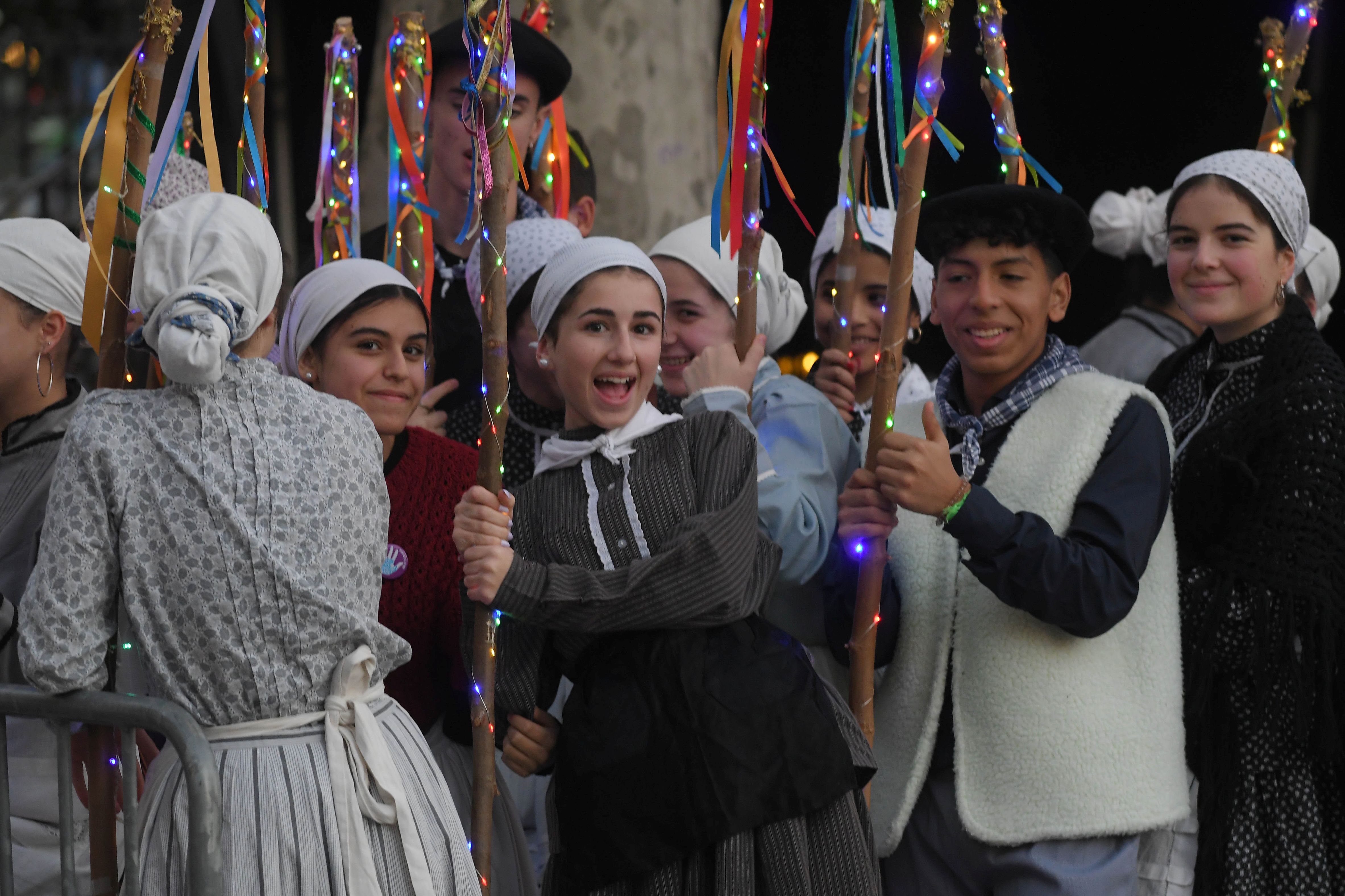 Olentzero y Mari Domingi, en el desfile de la tarde en Donostia.