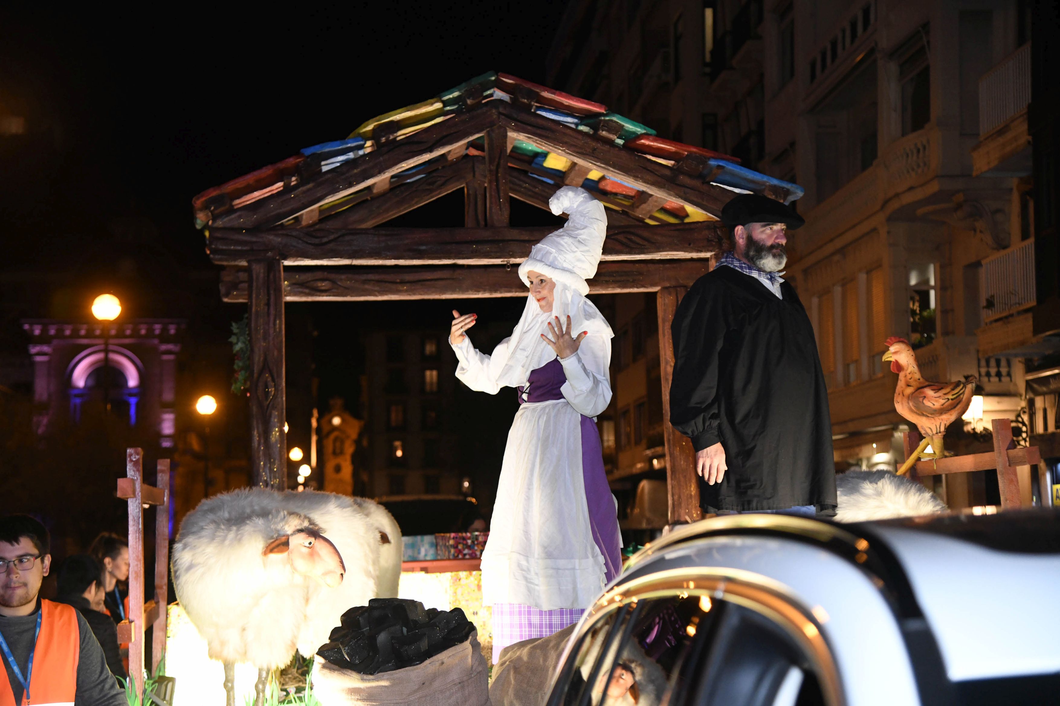 Olentzero y Mari Domingi, en el desfile de la tarde en Donostia.