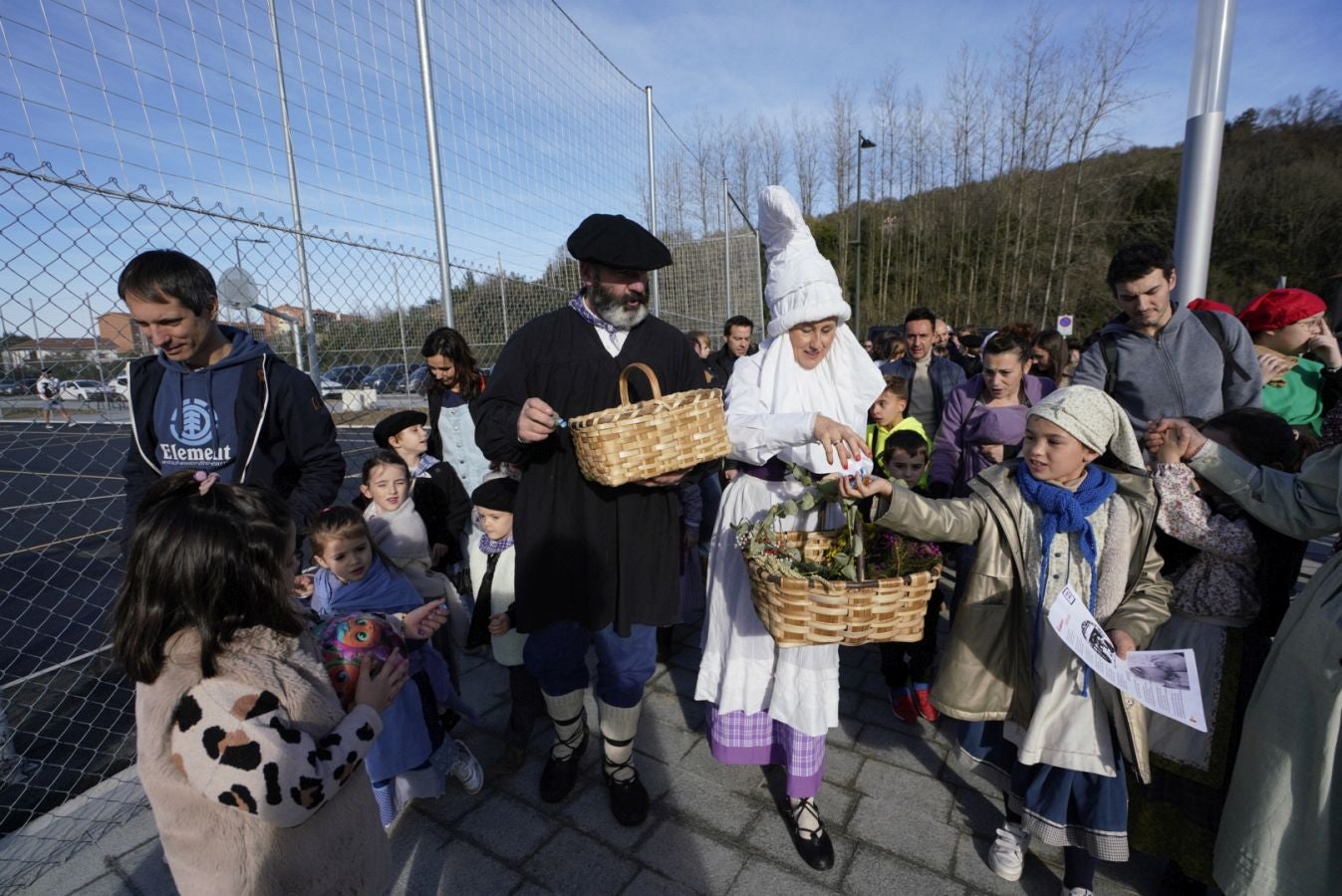 Fotos: Olentzero y Mari Domingui reparten ilusión en Donostia