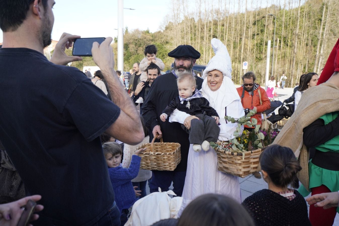 Fotos: Olentzero y Mari Domingui reparten ilusión en Donostia